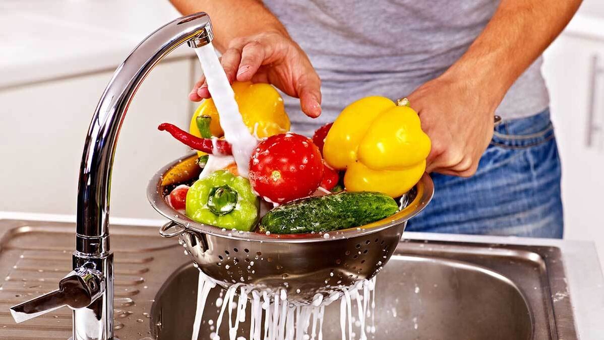 Lavare le verdure per prevenire l'infestazione da parassiti