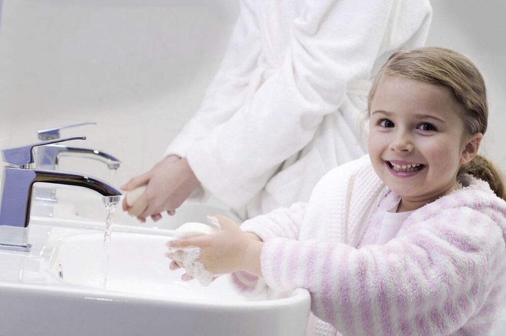 Lavarsi le mani per prevenire l'infezione da vermi